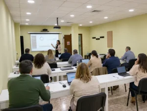 Alumnos adultos participando en cursos ECYL en Palencia